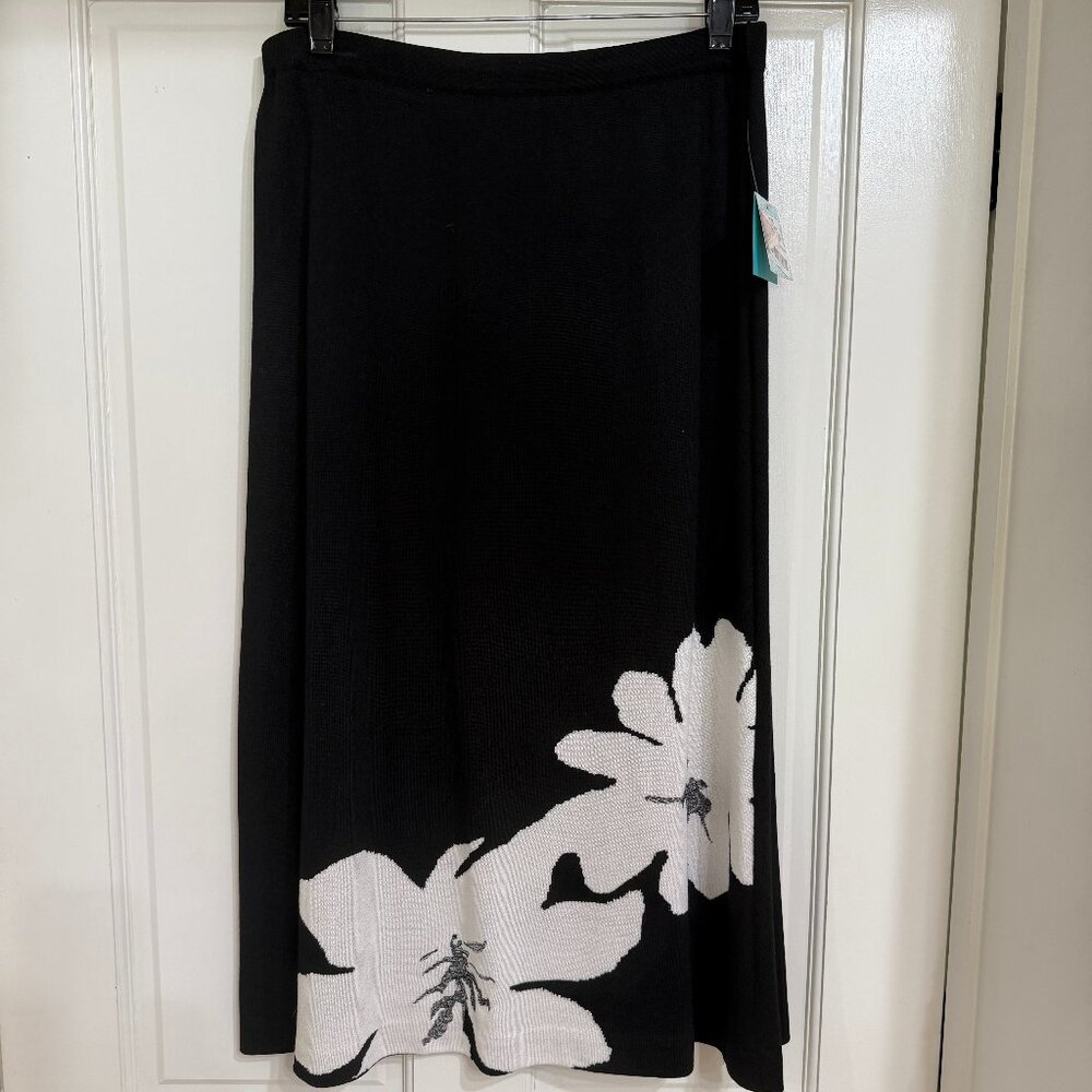 NEW with Tags $210 Ming Wang  Black shirt w White flowers sz M